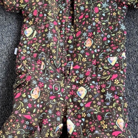 This Burton snowsuit dry ride is rare and hard to find. Frozen Disney print - Picture 7 of 7